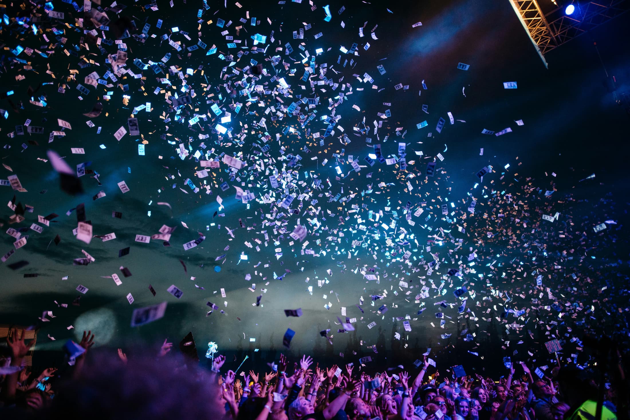 Pluie de confettis au-dessus des invités pendant une soirée