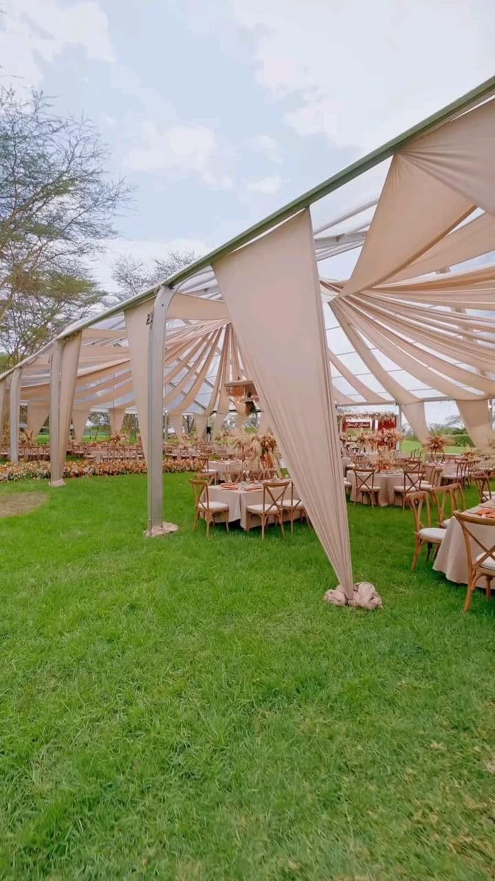 Chapiteau de jardin dressé pour un dîner de mariage en extérieur